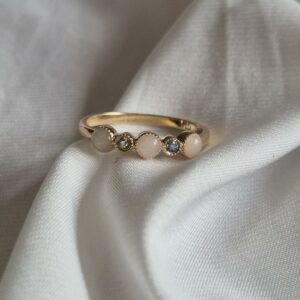 Gepersonaliseerde ring met geboortesteentjes