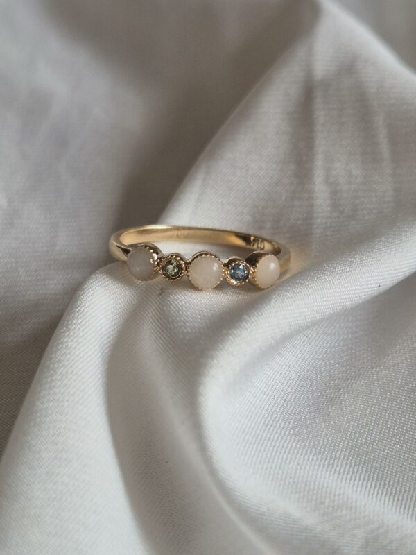 Gepersonaliseerde ring met geboortesteentjes