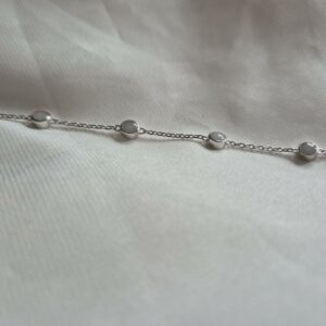 Armband met 6 steentjes.