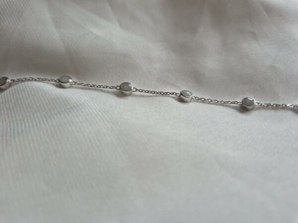 Armband met 6 steentjes.