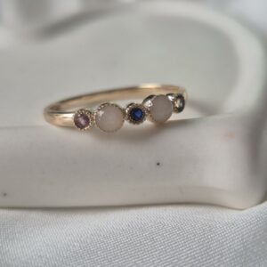 Gepersonaliseerde ring met drie geboortesteentjes