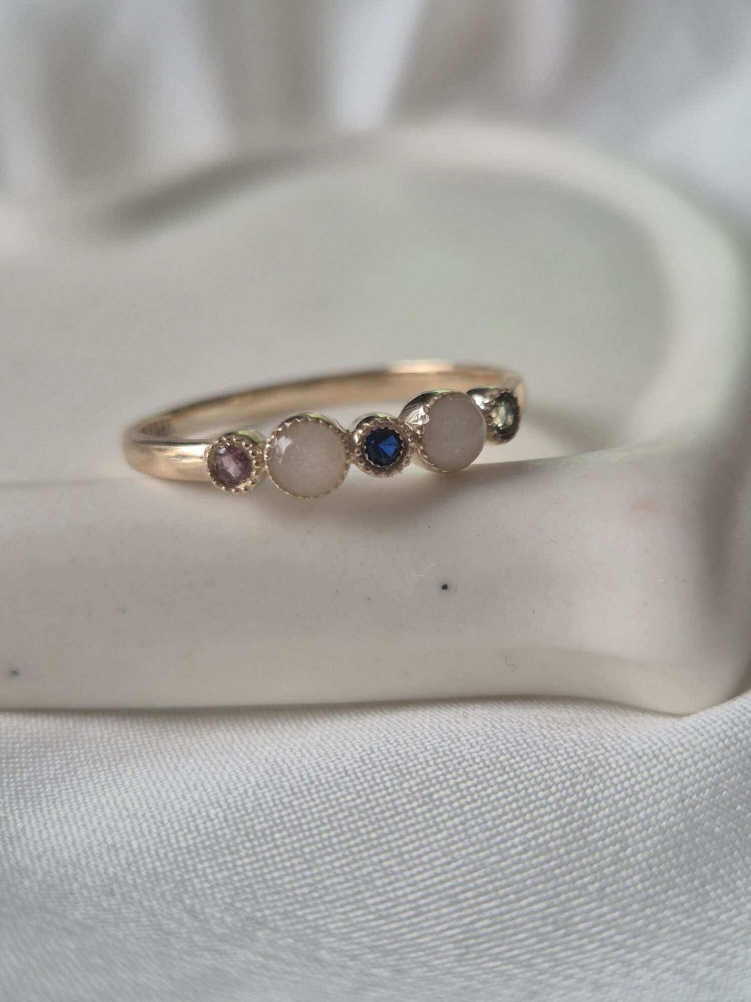 Gepersonaliseerde ring met drie geboortesteentjes